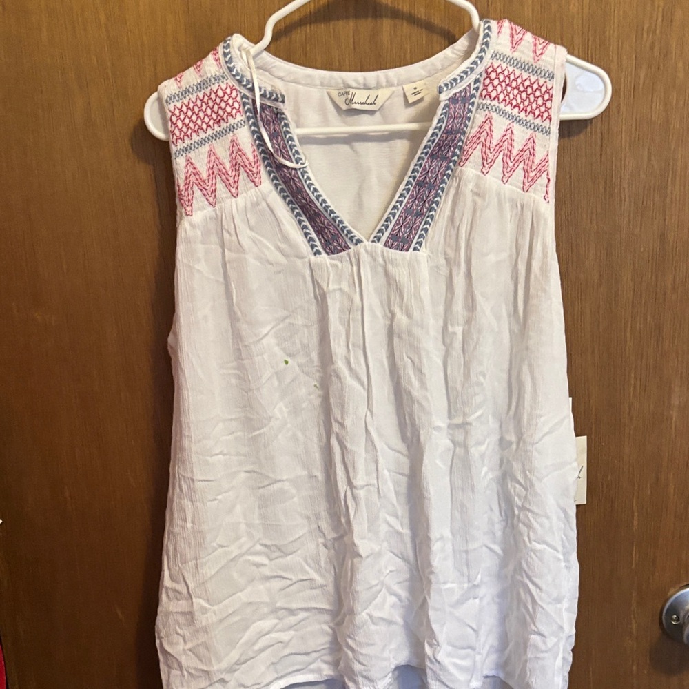 Chic White Sleeveless Blouse with Embroidery